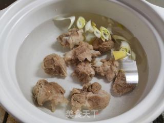 豬骨酸菜粉絲砂鍋的做法步驟：4