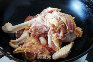 小雞燉蘑菇的做法步驟：2