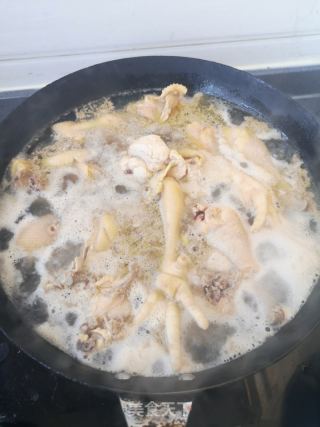 小雞燉蘑菇的做法步驟：3