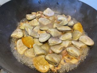 白汁蛤蜊煮意面的做法步驟：6