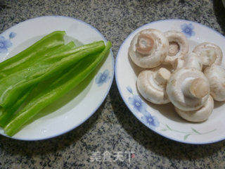 青椒炒蘑菇的做法步驟：1