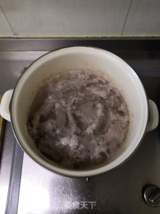 酸菜粉條燉排骨的做法步驟：3