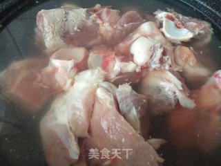 大骨頭燴酸菜的做法步驟：1