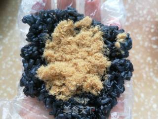肉松包蛋烏米飯團的做法步驟：4