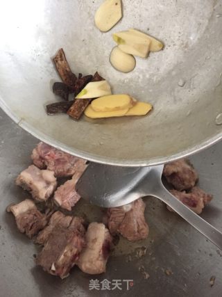 排骨燜東北扁豆的做法步驟：7