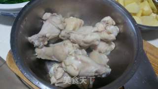 雞膀根燉土豆的做法步驟：2