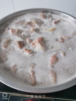 牛腩燒土豆和胡蘿卜的做法步驟：4