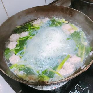魚(yú)丸粉絲湯的做法步驟：5