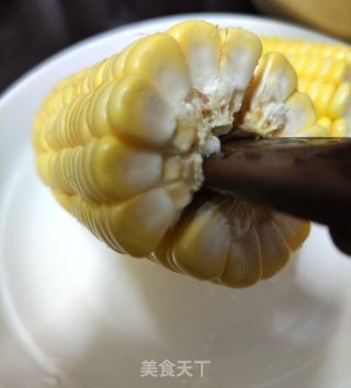 快速剝玉米粒的做法步驟：3
