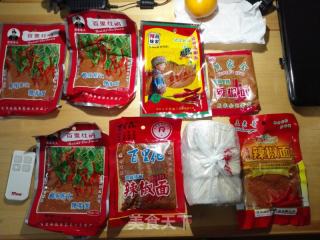 貴州大方手撕臭豆腐干蘸辣椒面的做法步驟：1