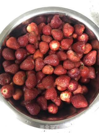 草莓冰點的做法步驟：1