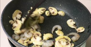 南瓜蘑菇蝦仁意面丨營養(yǎng)解饞，好吃到停不下來的做法步驟：6