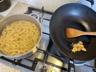 蛤蜊煮螺旋面的做法步驟：1