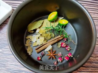 高顏值0失敗，情人節甜品，法式紅酒燴啤梨的做法步驟：3