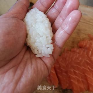 手握三文魚壽司的做法步驟：5