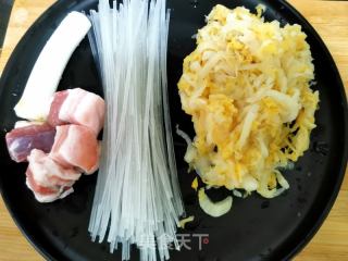 酸菜豬肉燉粉條的做法步驟：1