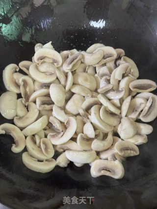 蘆筍炒口蘑的做法步驟：8