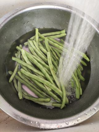 腱子肉燜四季豆的做法步驟：2