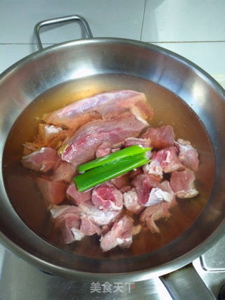 酸菜牛肉砂鍋米線的做法步驟：1