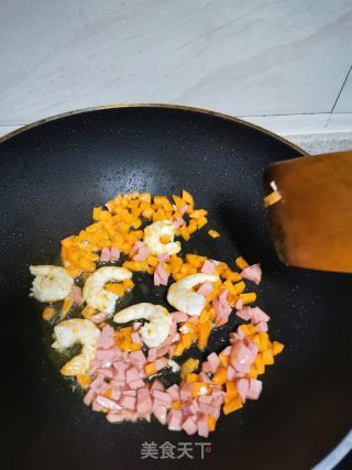 蝦仁菠蘿炒飯的做法步驟：5