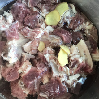 咖喱牛肉蓋澆飯的做法步驟：2