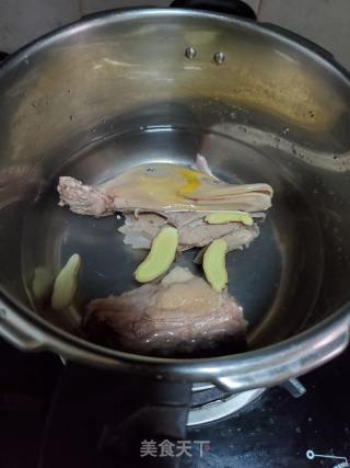 鴨骨架煲山藥的做法步驟：3