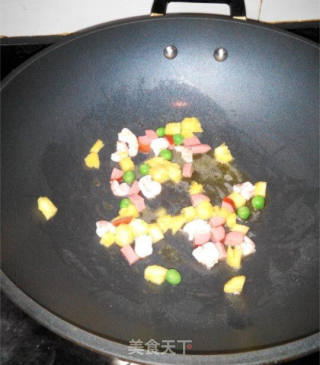 菠蘿海鮮焗飯的做法步驟：5