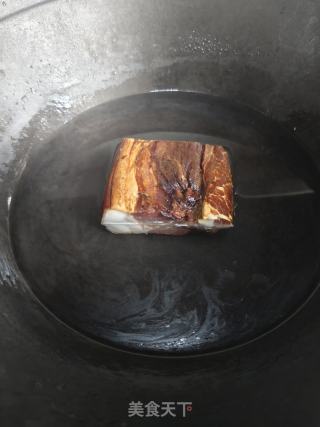 臘肉炒菌菇的做法步驟：1