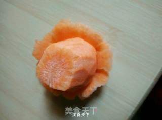 雕刻白蘿卜花的做法步驟：4