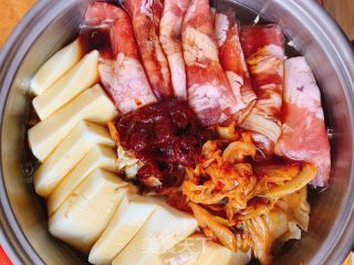 泡菜豆腐肥牛鍋的做法步驟：2