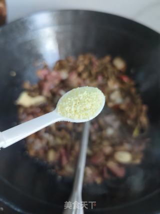 臘肉炒菌菇的做法步驟：10