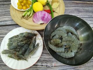 夏天必吃減脂瘦身美食，果香濃郁的酸辣檸檬大蝦的做法步驟：2