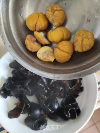 黑木耳板栗蒸咸雞的做法步驟：5
