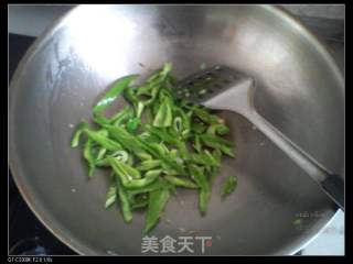 家常小炒----青椒胡蘿卜絲的做法步驟：3