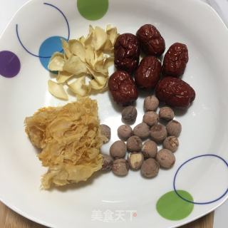 紅棗蓮子銀耳羹的做法步驟：1