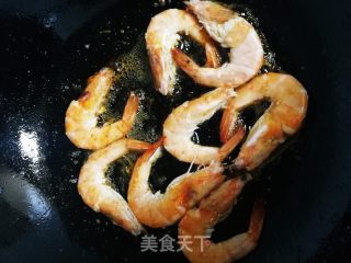 油燜大蝦的做法步驟：3