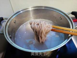 肉末豇豆紅米線的做法步驟：2