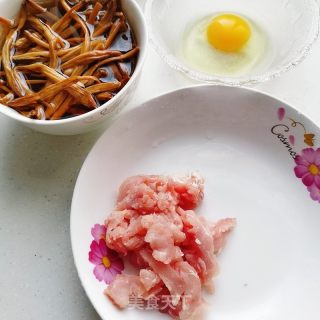 黃花菜肉片湯的做法步驟：2