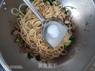 把隔壁的小孩都饞哭了的簡單Q彈的黃瓜豬肉炒意大利面的做法步驟：11