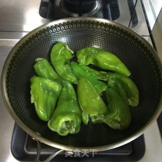 老干媽炒青椒的做法步驟：3