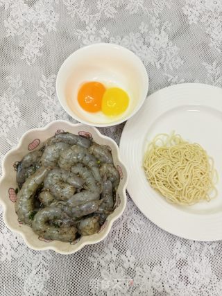 花式吃蝦做法：黃金面條炸蝦的做法步驟：3