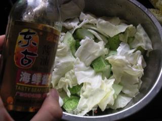 手撕包菜拍黃瓜的做法步驟：3