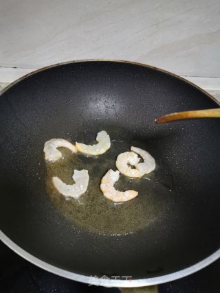 蝦仁菠蘿炒飯的做法步驟：4