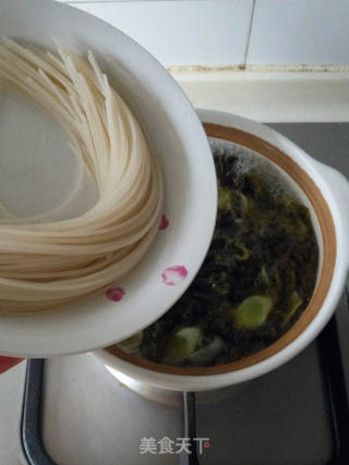酸菜牛肉砂鍋米線的做法步驟：9