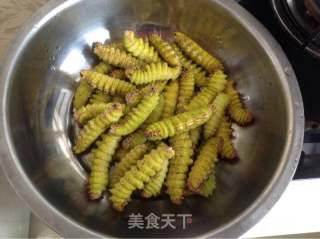 油炸大綠蟲子（柞zuò蠶）的做法步驟：3
