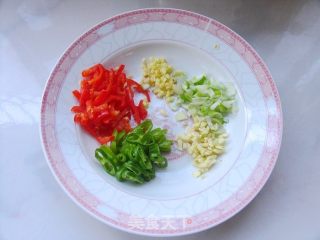 輕松搞定下飯菜——豆瓣醬茄丁的做法步驟：2