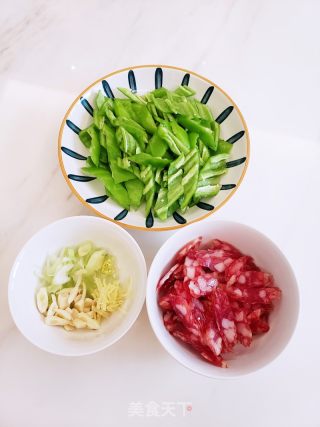 豉香青椒炒臘腸的做法步驟：2