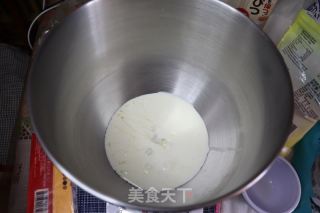 金槍魚臘腸粗糧披薩的做法步驟：2