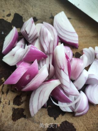 洋蔥炒回鍋肉的做法步驟：1