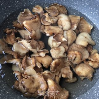 凍蘑燉排骨的做法步驟：4